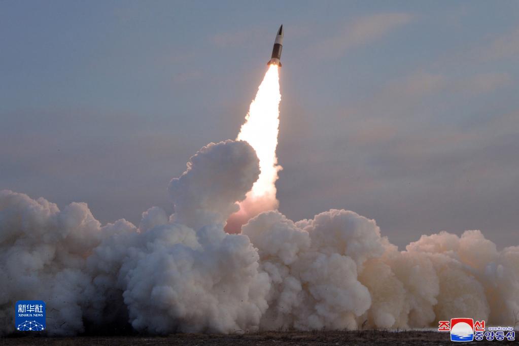 這張朝中社1月18日提供的圖片為正在發射的一枚戰術導彈。