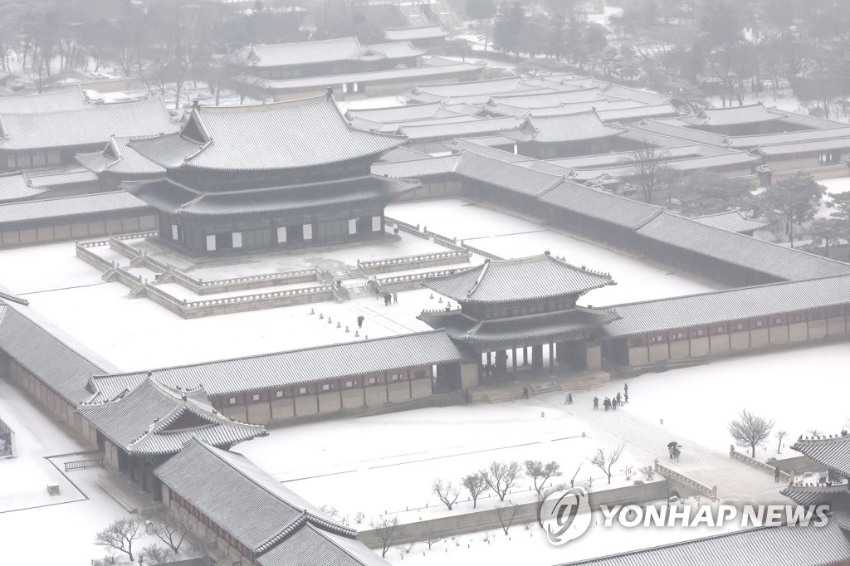 19日上午，首尔市发布大雪警报，首尔市景福宫银装素裹。