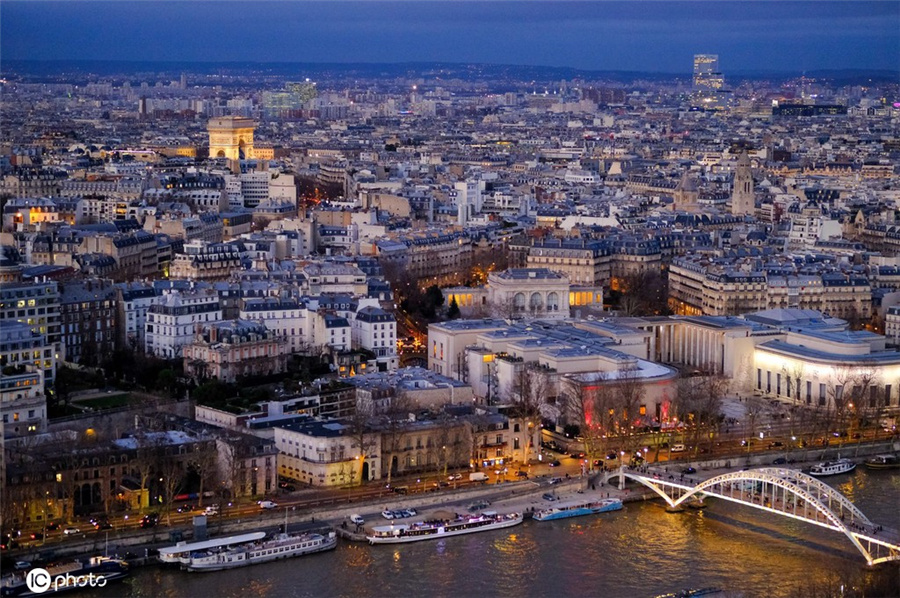 法国巴黎夜景美如画 埃菲尔铁塔俯瞰全城