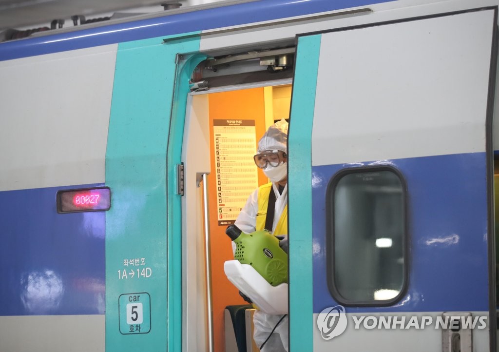 27日，春节连休前，在首尔中区的首尔站，防疫人员正对KTX高速列车进行消杀。