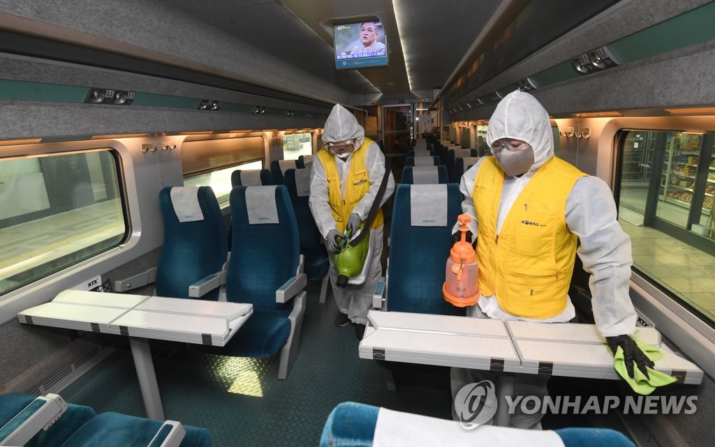 27日，春節連休前，在首爾中區首爾站，防疫人員正對KTX高速列車進行消殺。