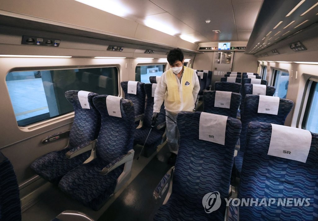 24日上午，春節連休前，在首爾江南區的水西站，工作人員為防止疫情擴散正在對列車進行消殺。