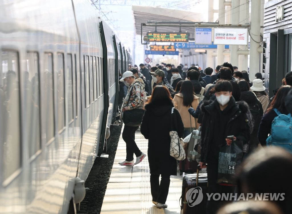 1月28日，首尔站，旅客正在上车。