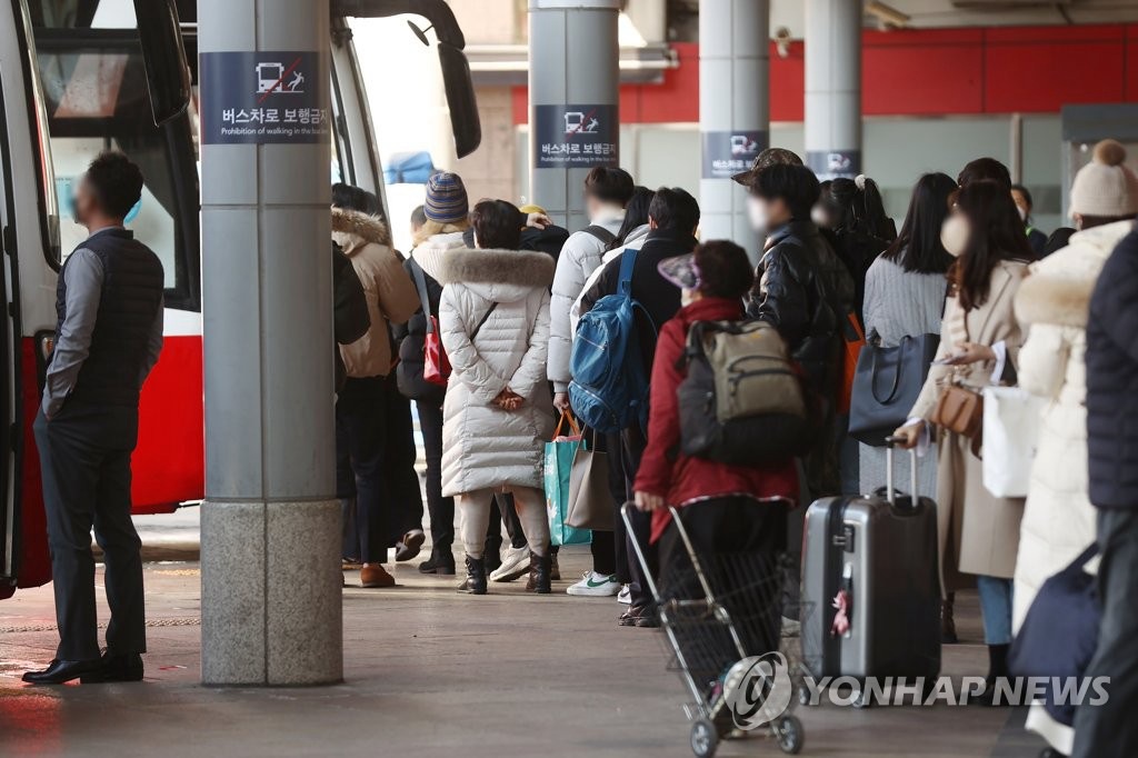 1月28日，首尔瑞草区高速公路汽车站，等待回乡的乘客们正在上车。