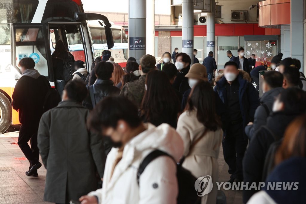 1月28日，首尔瑞草区高速公路汽车站，等待回乡的乘客们正在上车。