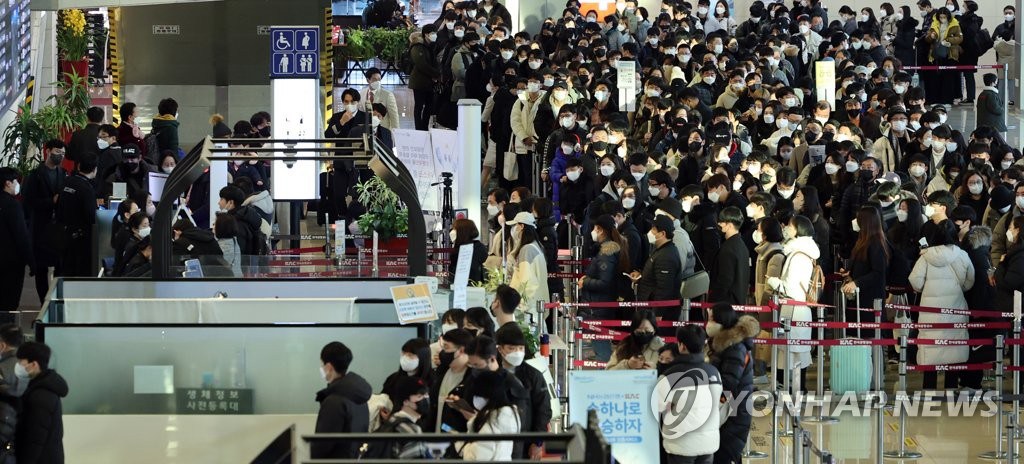 28日上午，临近春节放假，韩国金浦机场国内航线人口攒动。