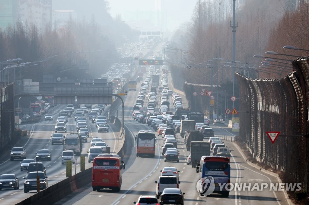 28日上午，临近春节放假，首尔瑞草区京釜高速公路，上路车辆增加。