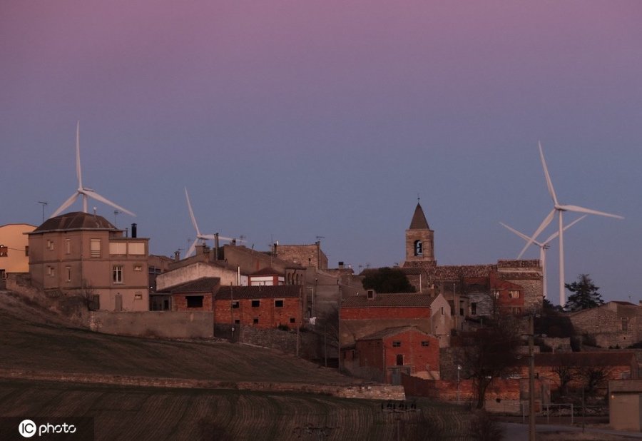 西班牙村落夕陽美如畫 風力渦輪機景觀壯麗