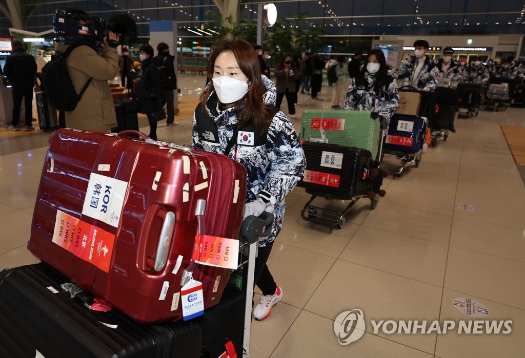 1月30日上午，在仁川国际机场第二航站楼，出征2022北京冬奥会的韩国短道速滑代表队启程赴华。（图源：韩联社）