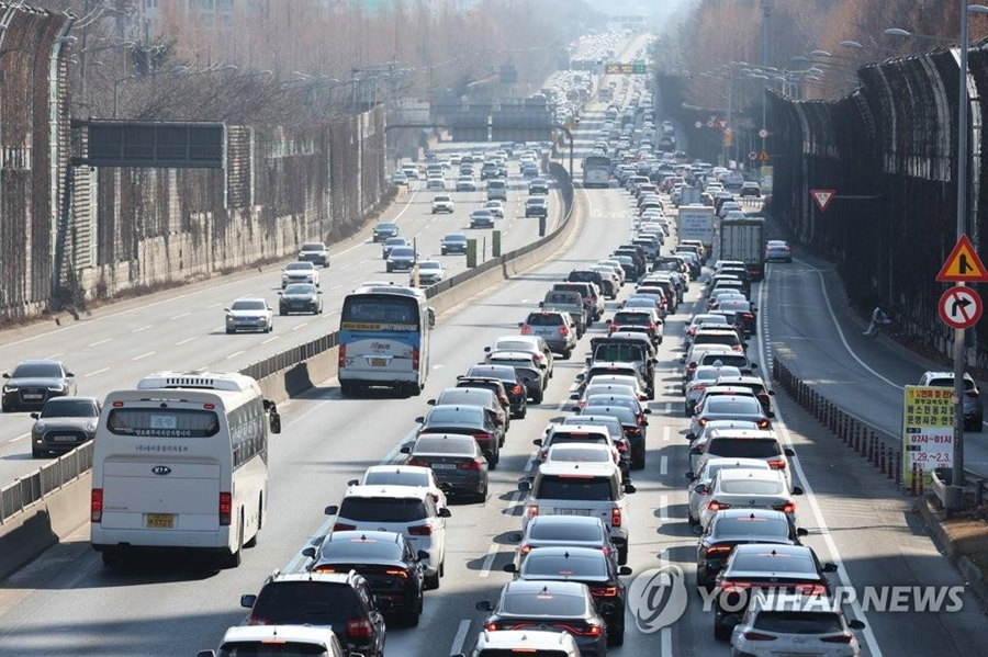 資料圖片：1月29日下午，京釜高速公路出現擁堵。（圖源：韓聯社）