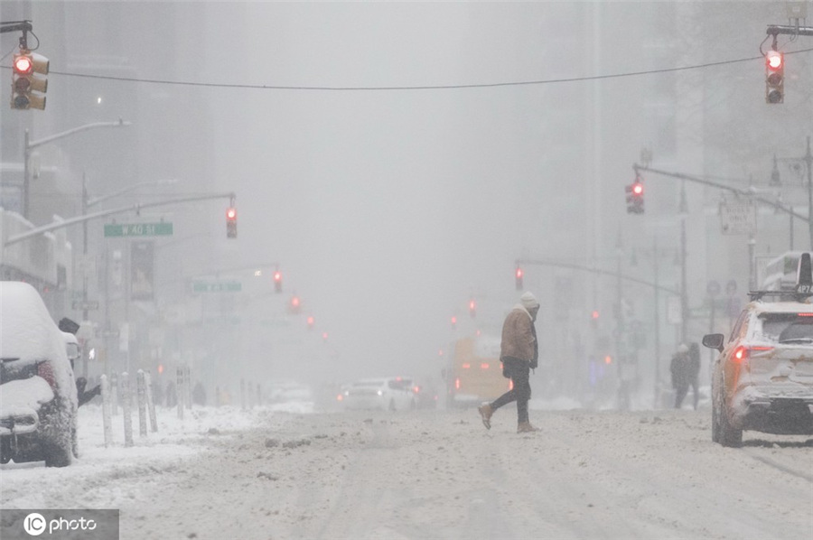 冬季风暴袭击纽约 白雪堆积时报广场