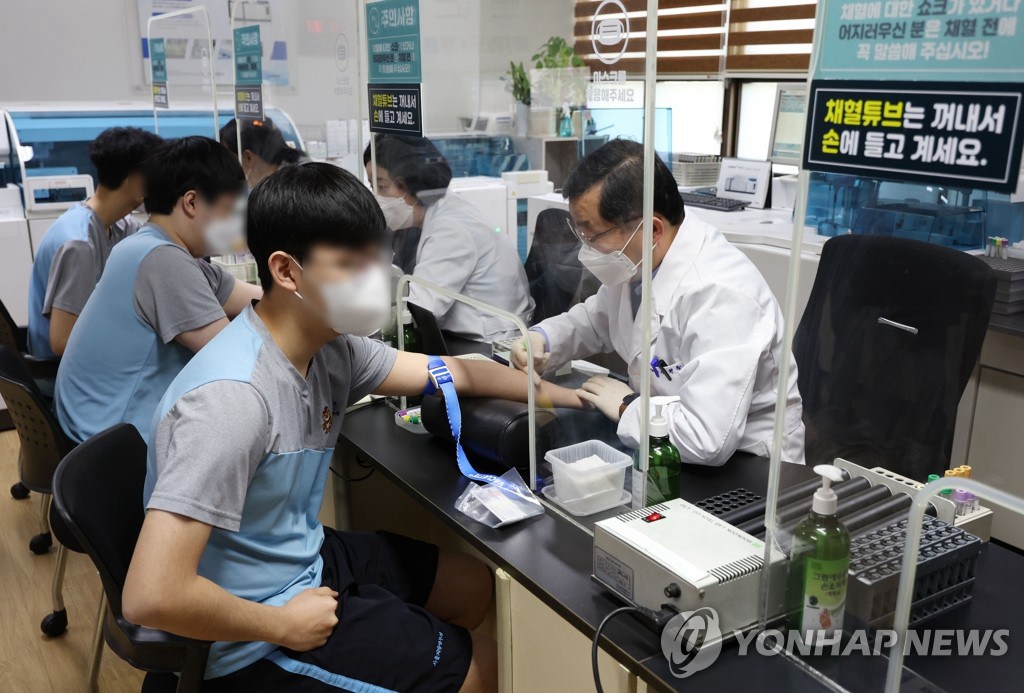 2月7日，在永登浦區的首爾地方兵務廳，體檢對象正在抽血。