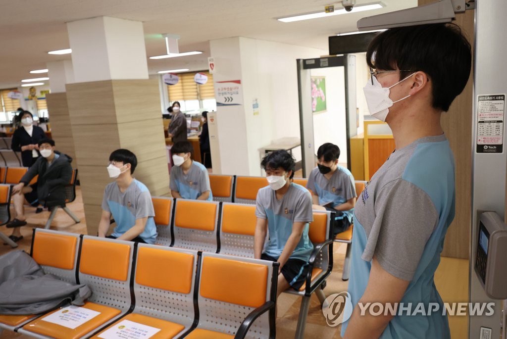 2月7日，在永登浦區的首爾地方兵務廳，體檢對象正在測量身高。