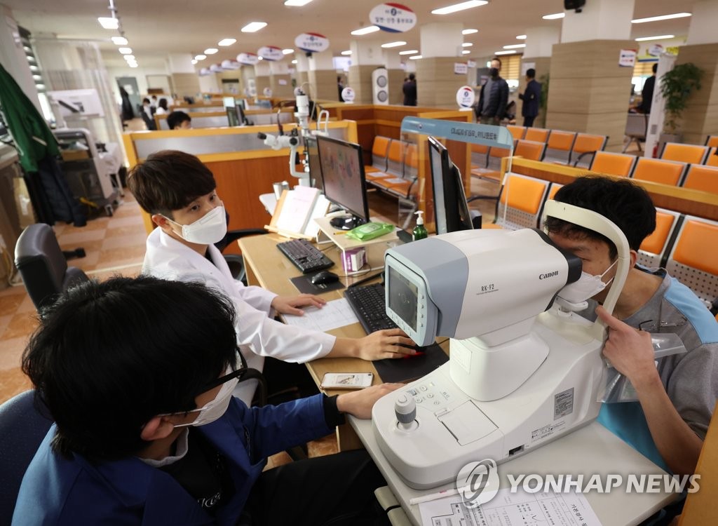 2月7日，在永登浦區的首爾地方兵務廳，體檢對象正接受眼部檢查。