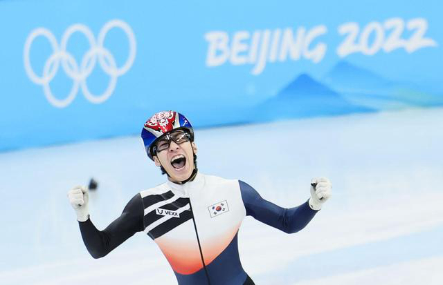 短道速滑――男子1500米决赛：韩国选手黄大宪夺冠