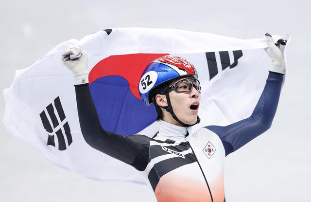 2月9日，韓國選手黃大憲在比賽后慶祝。新華社記者 楊磊 攝