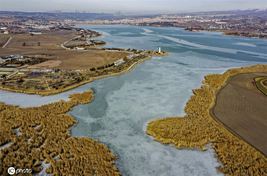 土耳其迎來降溫 莫干湖湖面結冰