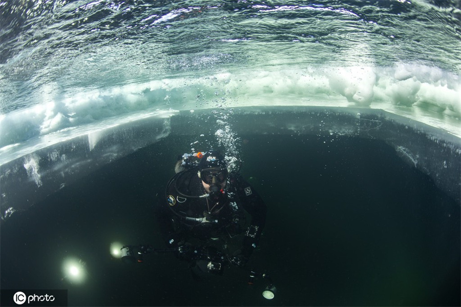 土耳其冬日湖面冰封 潛水員水下探秘