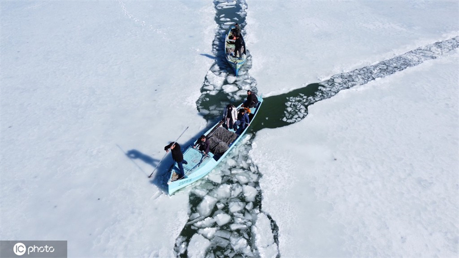 土耳其貝伊謝希爾湖冰雪漸融 漁民開始清理碎冰