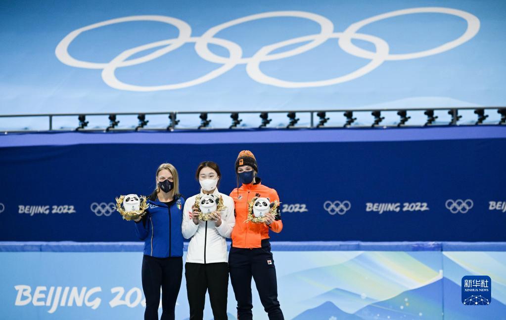 2月16日，冠军韩国选手崔敏静（中）、亚军意大利选手阿里安娜・方塔纳（左）与季军荷兰选手苏珊娜・舒尔廷在颁发纪念品仪式上。
