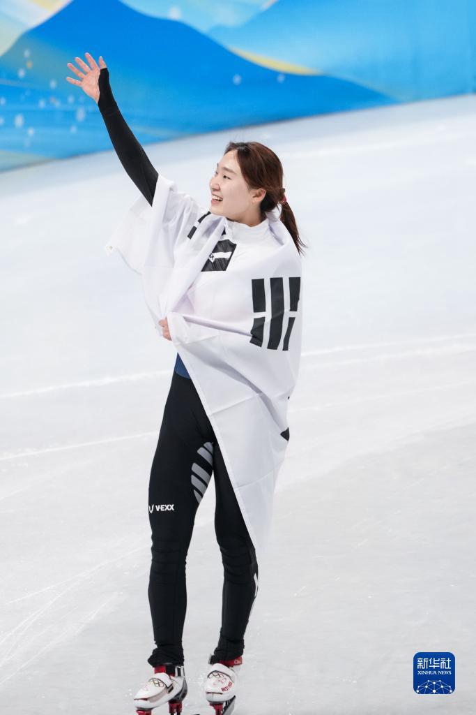 2月16日，韩国选手崔敏静在比赛后庆祝。