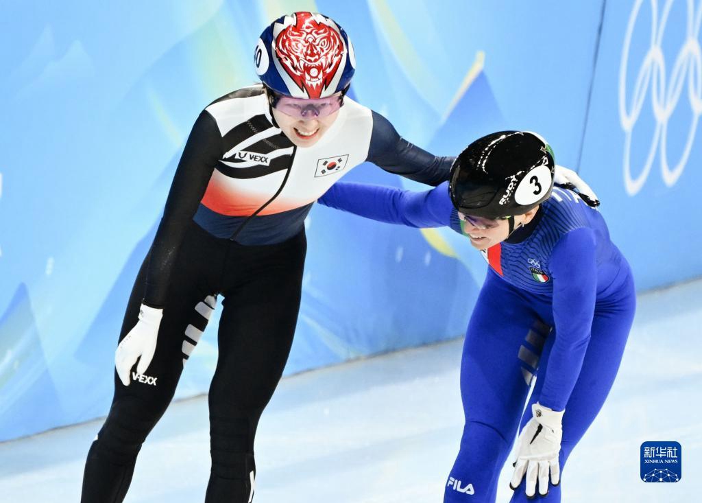 2月16日，韓國選手崔敏靜（左）在比賽后與意大利選手阿裡安娜·方塔納相互致意。