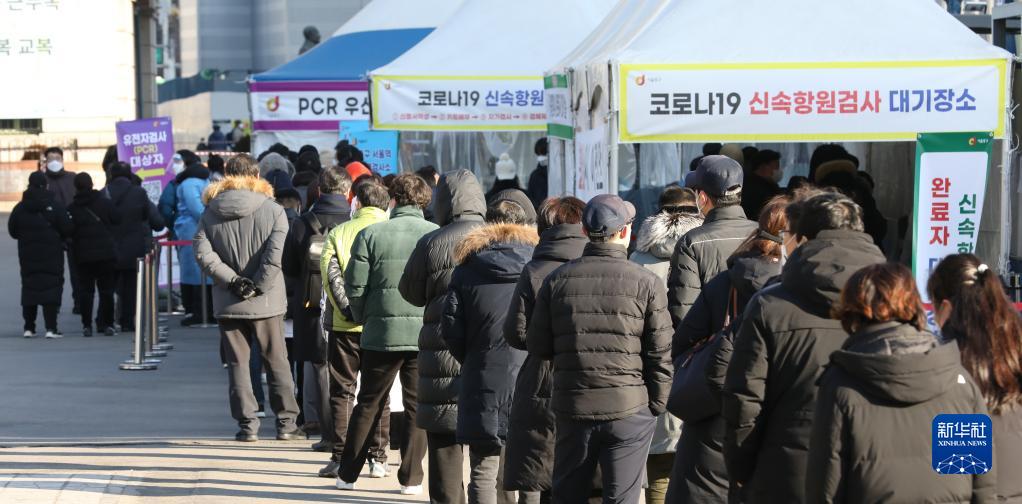 2月23日，人們在韓國首爾一處新冠病毒檢測點排隊等待檢測。