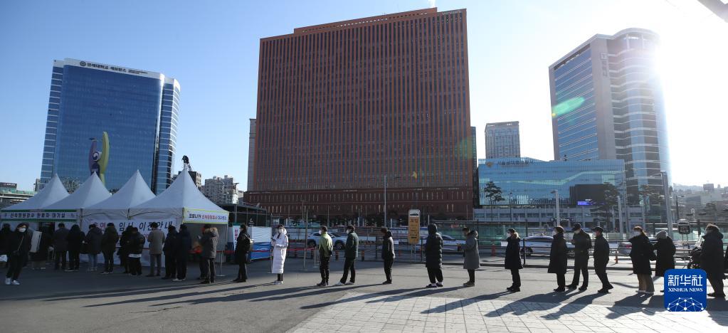 2月23日，人們在韓國首爾一處新冠病毒檢測點排隊等待檢測。