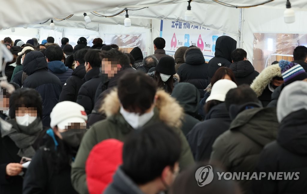 2月23日上午，在首爾市鬆坡區衛生站，市民排隊接受快速抗原檢測。 圖源：韓聯社