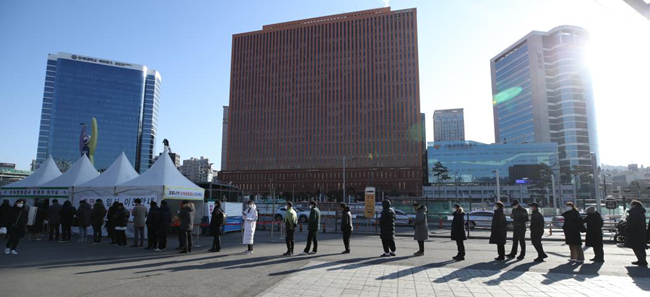 2月23日，人们在韩国首尔一处新冠病毒检测点排队等待检测。新华社/纽西斯通讯社