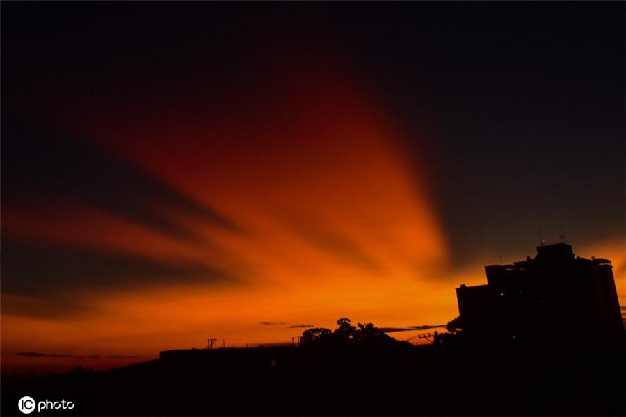 巴西圣保罗傍晚空中万丈光芒尽显壮丽