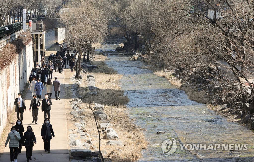 3月2日中午，天气暖和，市民们正在首尔清溪川散步。