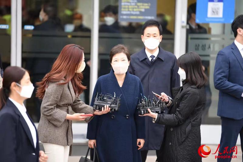 当地时间3月24日上午，出院后的朴槿惠在医院门口接受记者采访。人民网 裴��基摄