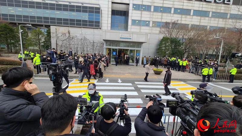 当地时间3月24日上午8时许，大批媒体记者聚集在首尔三星医院门前等待朴槿惠出院。人民网 裴��基摄