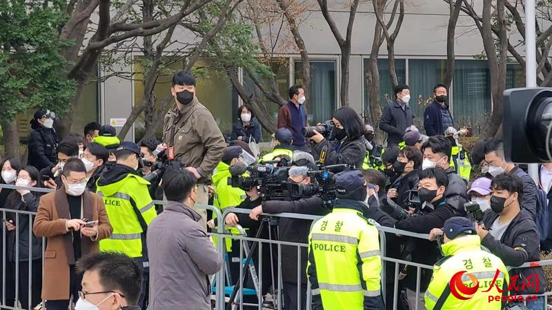 当地时间3月24日上午8时许，在首尔三星医院门前等待朴槿惠出院的媒体记者们。人民网 裴��基摄