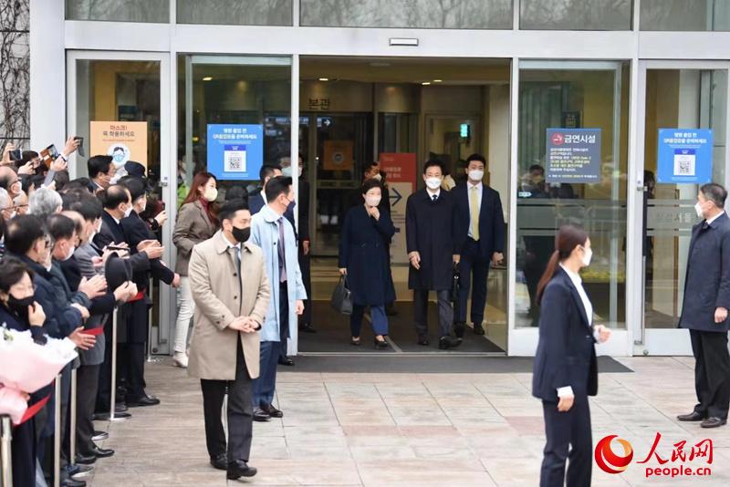 当地时间3月24日上午8时30分许，朴槿惠走出医院大楼。人民网 裴��基摄