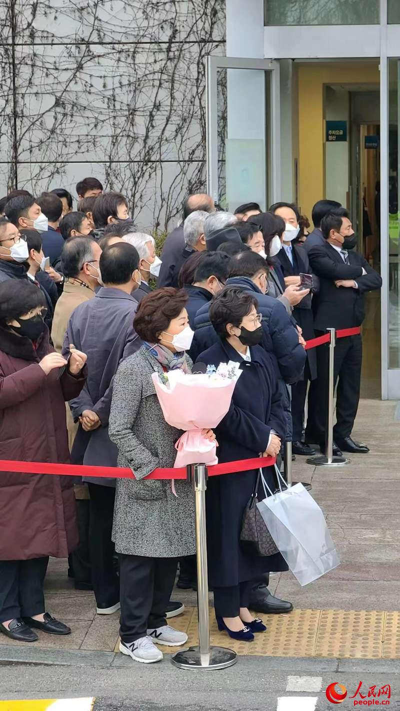 当地时间3月24日上午，在首尔三星医院门前等待迎接朴槿惠出院的韩国市民。人民网 裴��基摄