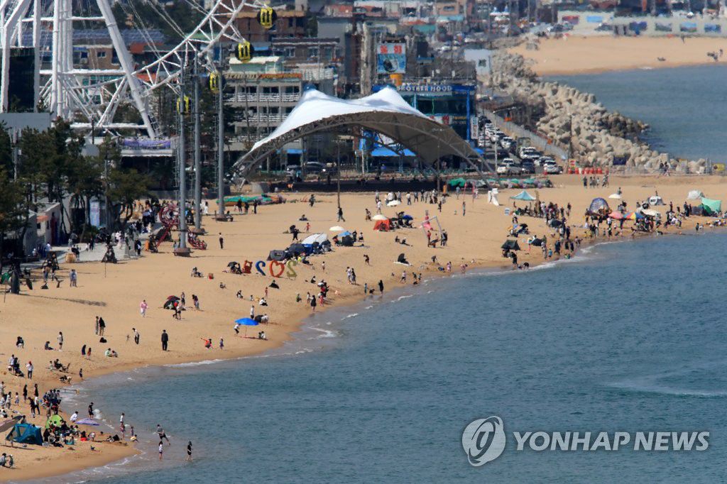 10日，韓國東海岸白天氣溫大幅上升。在韓國束草海邊，市民和游客正享受周末。