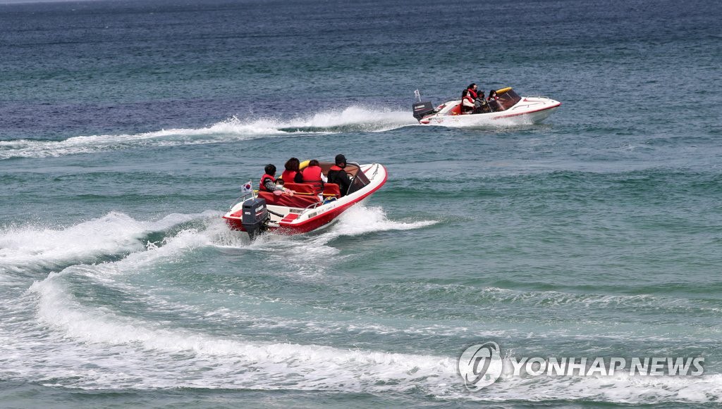 10日，在韓國江原江陵市安木海邊，市民和游客正乘坐摩托劃艇，享受著海風帶來的涼爽。