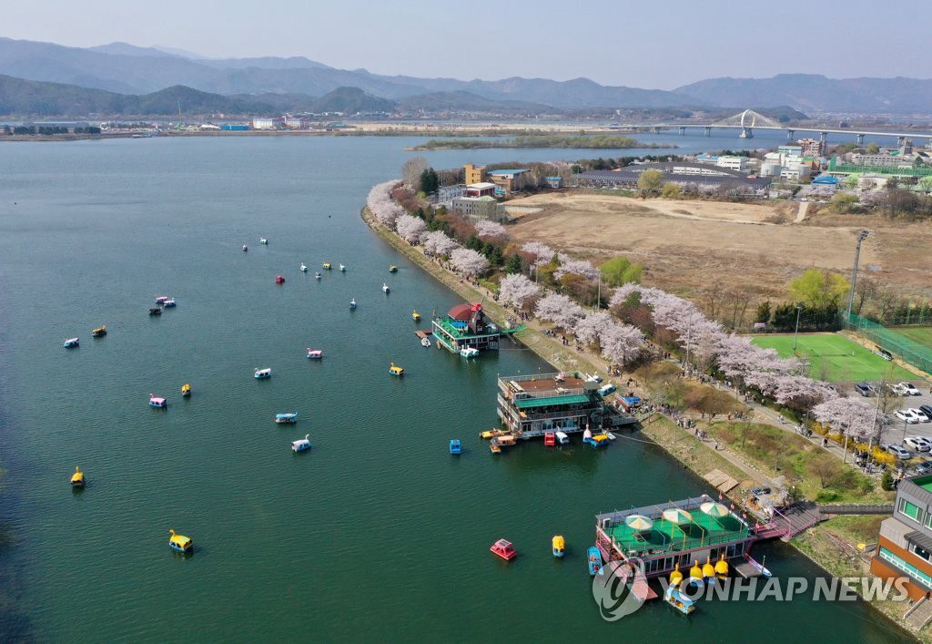 10日，在韩国江原春川市孔之川，游客们正在乘坐鸭子船。