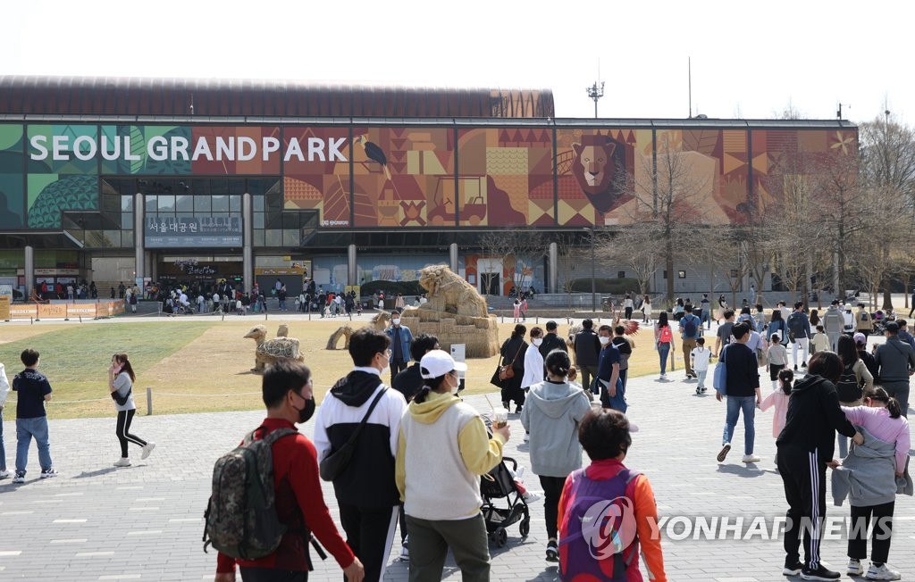 10日，在韩国京畿道果川市，当地市民们正朝向首尔大公园入口走去。