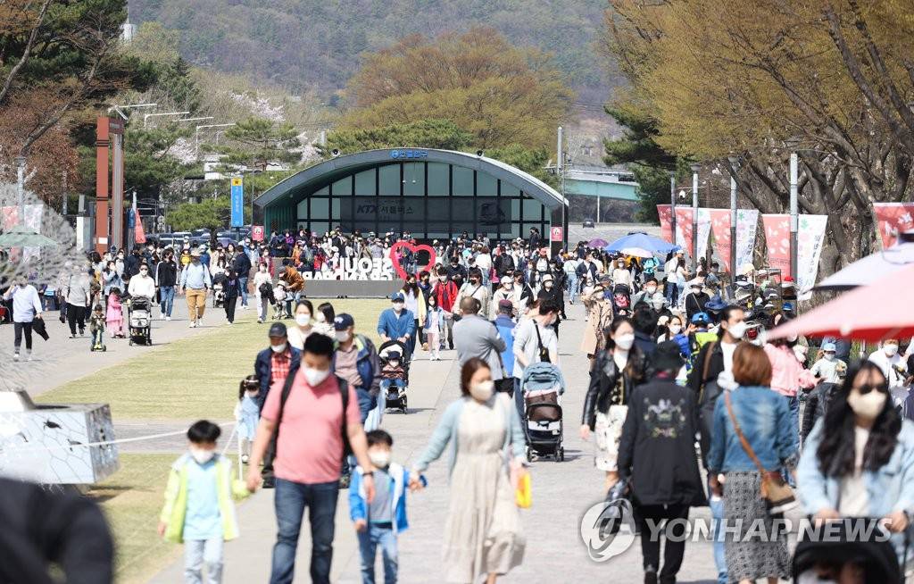 10日，在韩国京畿道果川市，当地市民们正朝向首尔大公园入口走去。