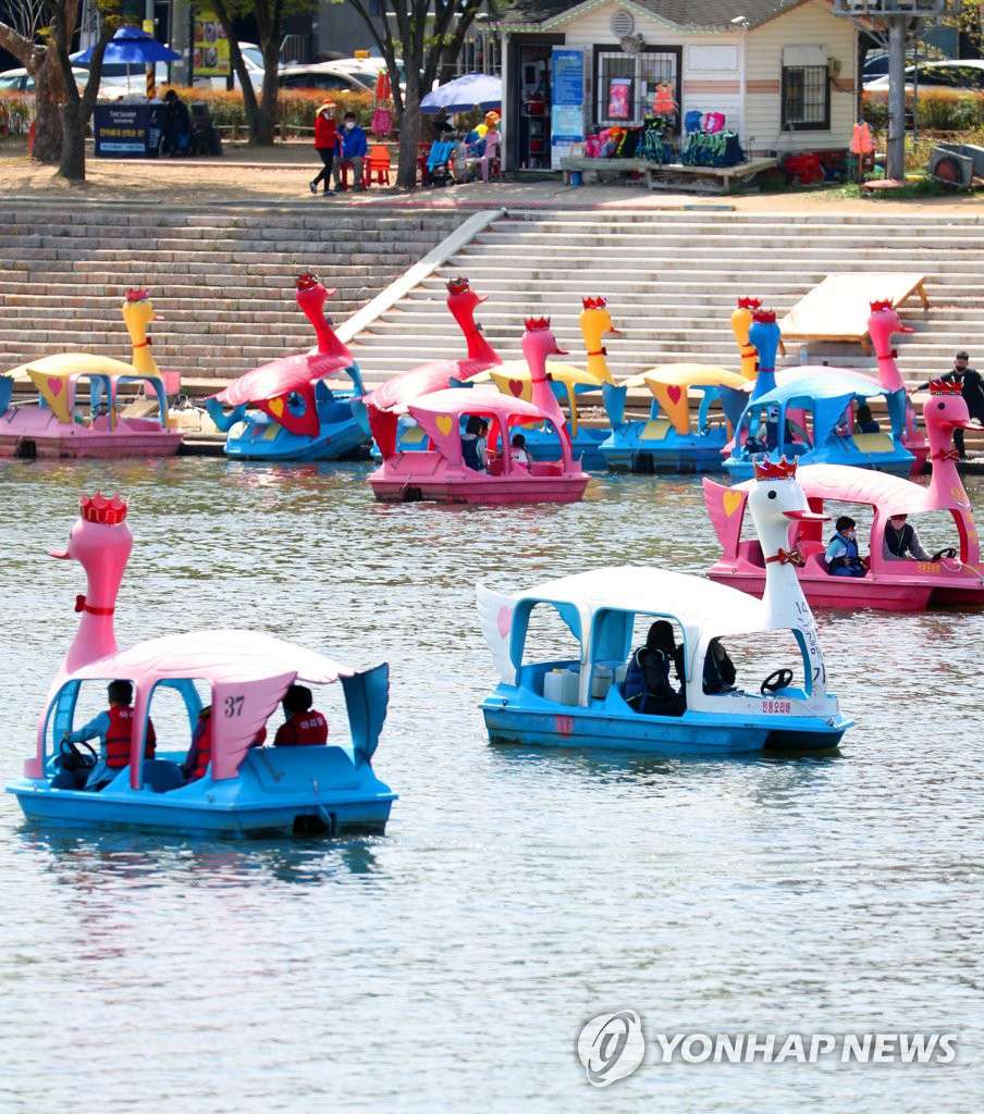 10日，在韓國大邱東區東川游樂園，游客們正乘坐鴨子船享受假期。