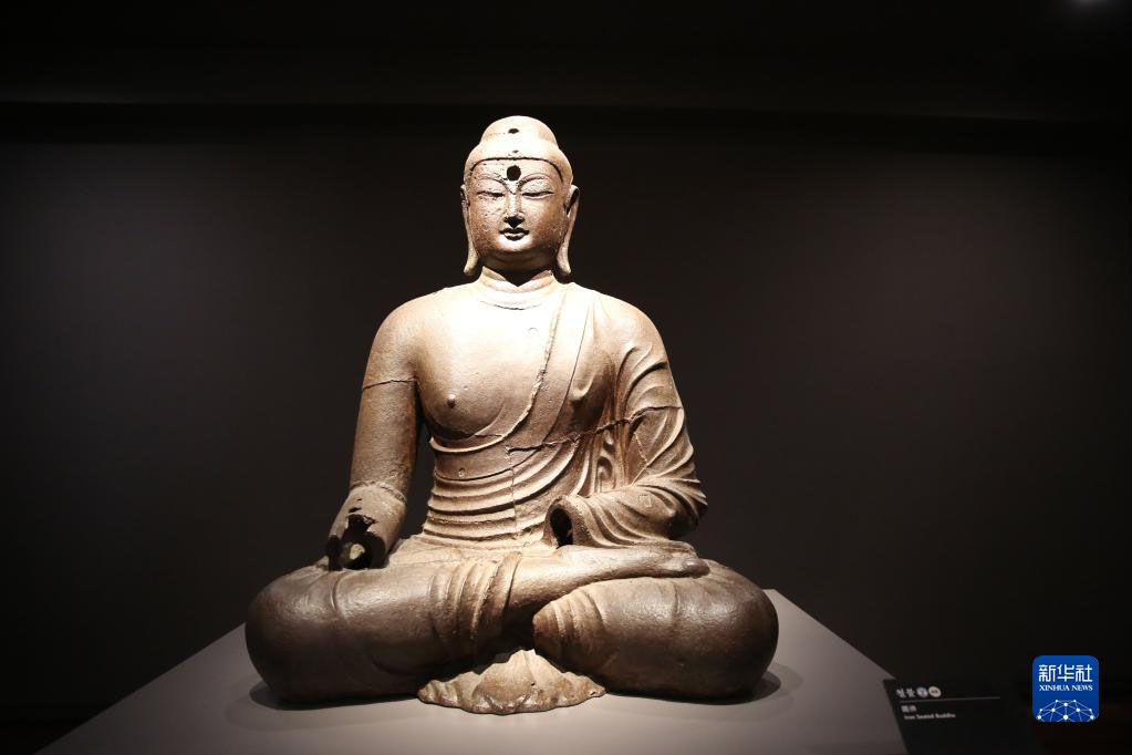 这是5月18日在韩国首尔国立中央博物馆拍摄的铁造佛坐像。
