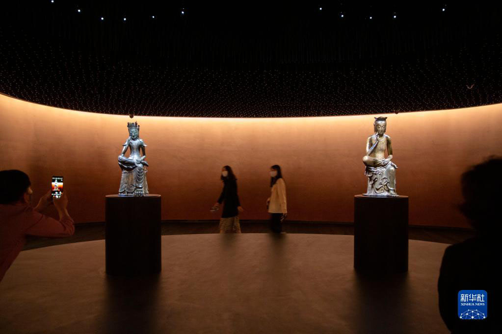 5月18日，在韩国首尔国立中央博物馆，游客在思惟展厅参观韩国国宝“半跏思惟像”。