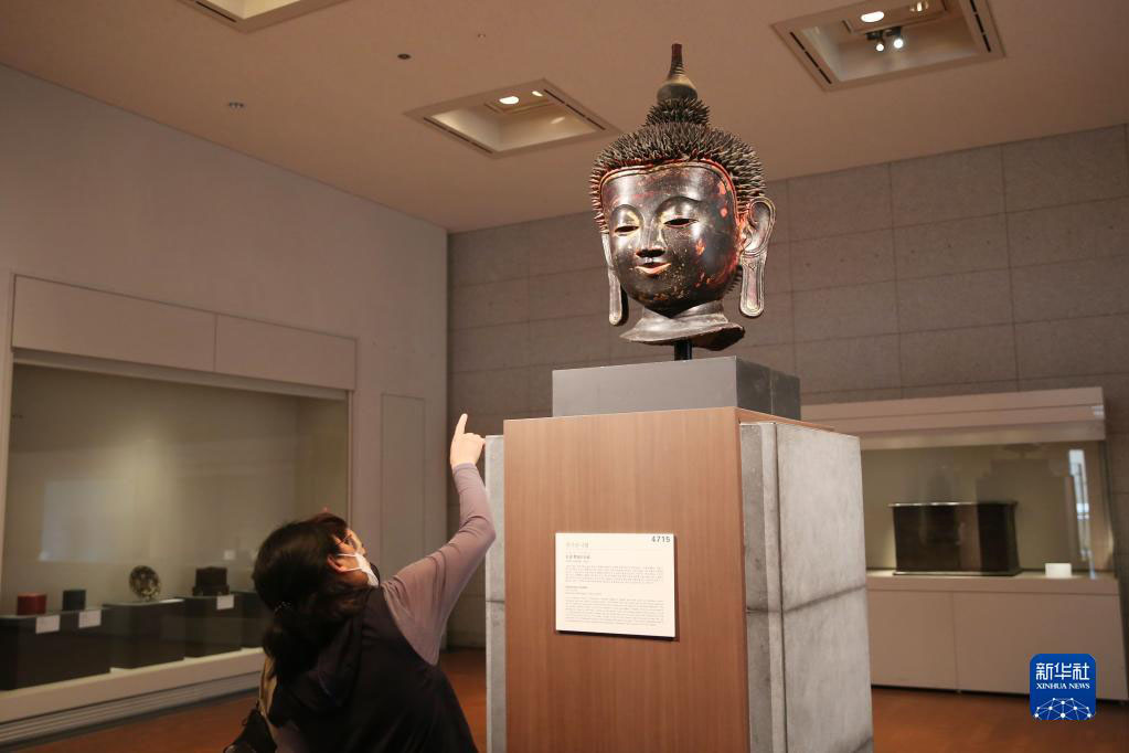 5月18日，游客在韩国首尔国立中央博物馆参观。