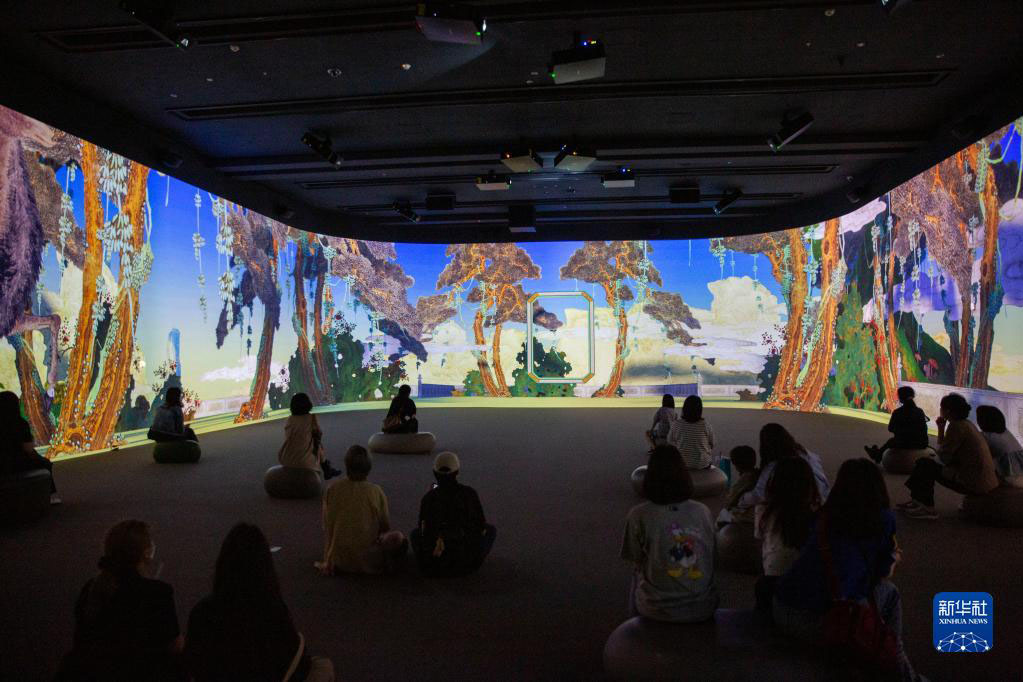 5月18日，游客在韩国首尔国立中央博物馆观看数字沉浸式影像。