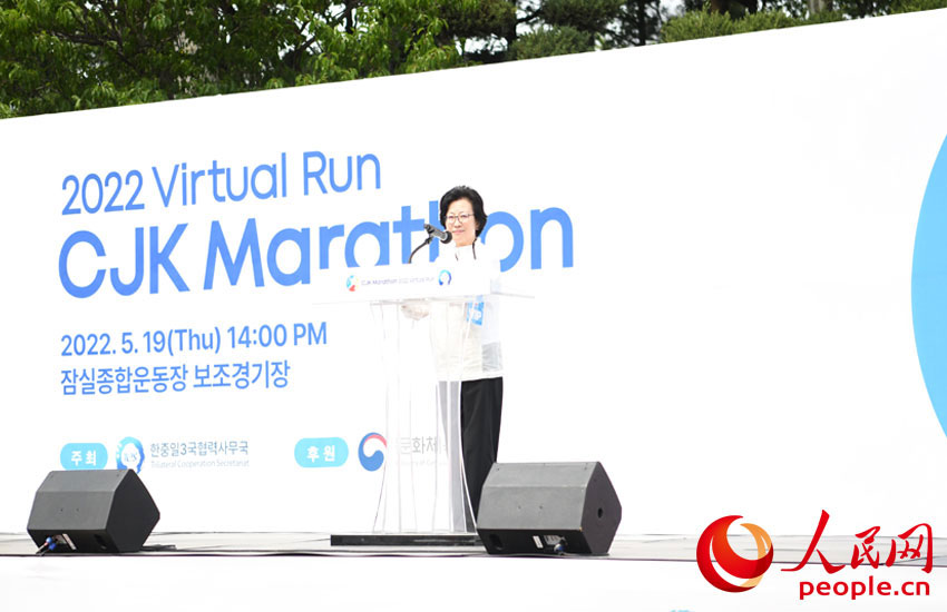 中日韓合作秘書處秘書長歐渤芊在開幕式上發言。 人民網曹翔宇攝