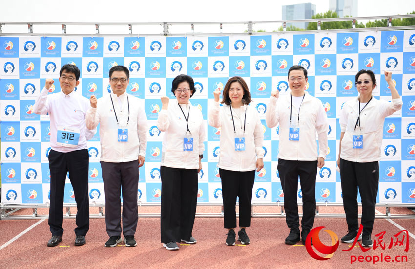 首屆“中日韓線上馬拉鬆大賽”啟動儀式嘉賓合影。 人民網曹翔宇攝