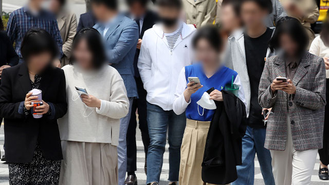 韩国户外口罩令解除 超三成民众担忧“风险更大”